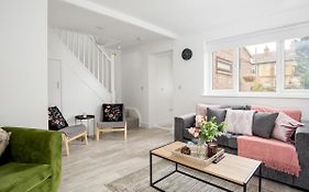 Pass The Keys Spacious And Very Modern Family Home, Central Windsor